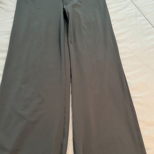 A pair of never worn Vuori pants Oregano size M 31.5 length